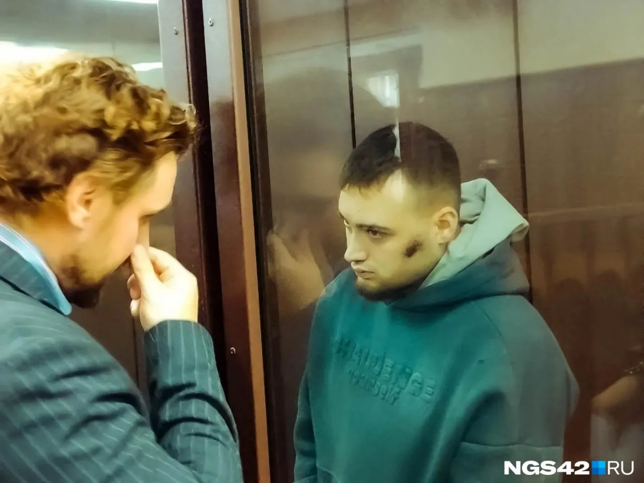 Капитан полиции Виктор Актешев погиб на Кузбасском мосту после того, как его сбил водитель без прав на скорости свыше 100 км/ч. В момент аварии шло рассмотрение меры пресечения для 23-летнего водителя. Расследование продолжается.