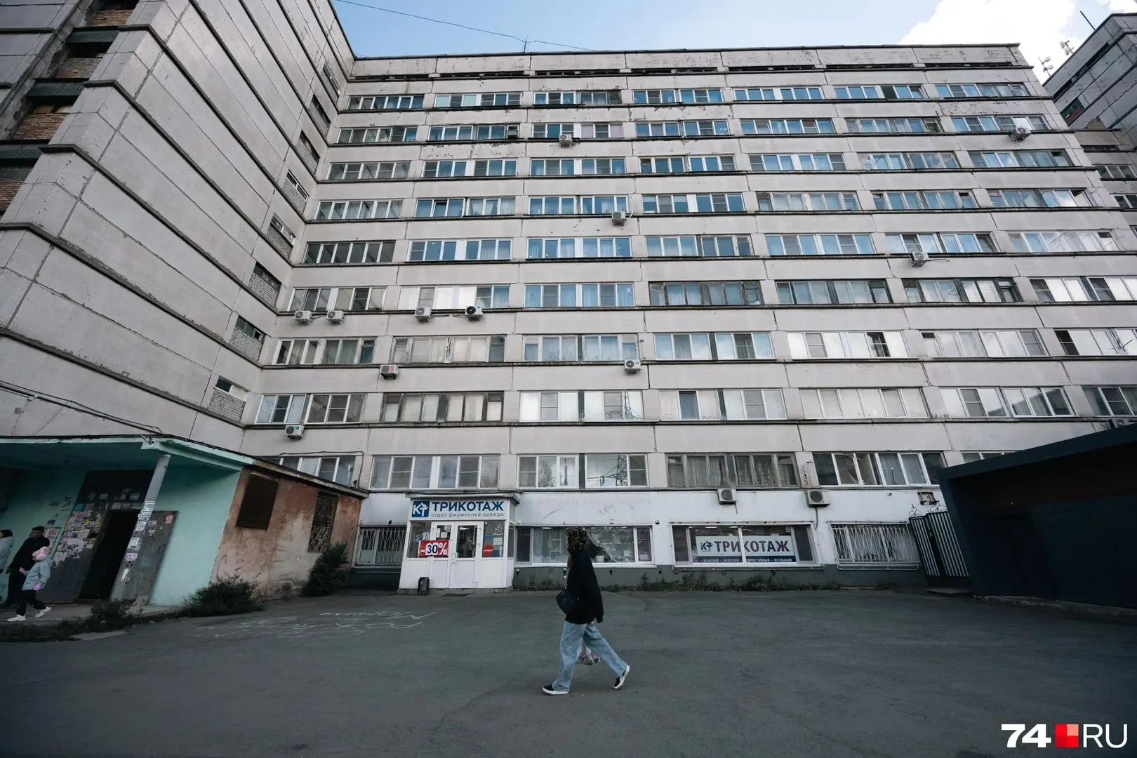 Жители общежития, построенного ещё в 1976 году, рассказывают о устаревшей инфраструктуре, неработающих лифтах и затхлом воздухе. В преддверии зимы они ищут решение и ясность о завтрашнем дне дома.