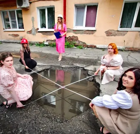 Жительницы Междуреченска устроили фотосессию на фоне города, чтобы привлечь внимание властей к проблемам местной инфраструктуры; чиновники вместо обсуждения благоустройства заинтересовались бизнесом одной из участниц съемки.