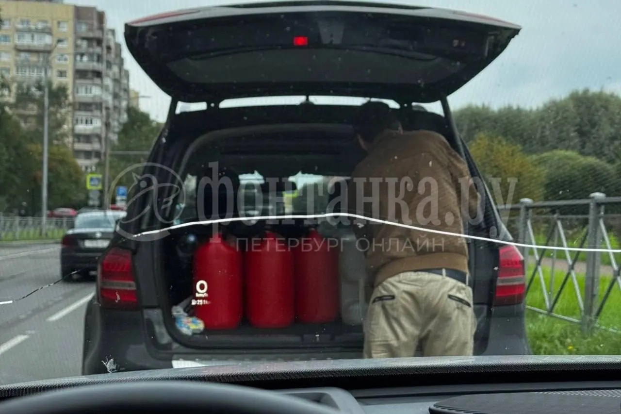 Очереди на АЗС в городе сопровождают продажи топлива прямо в очереди; цена до 120 рублей за литр.