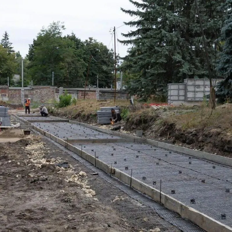 Продолжаются работы по восстановлению надгробий на мемориальном комплексе: восстанавливают памятники, устанавливают новые основания, ограждения и освещение.