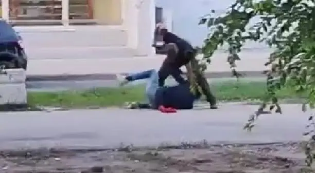 Несколько человек пострадали, полиция начала проверку.