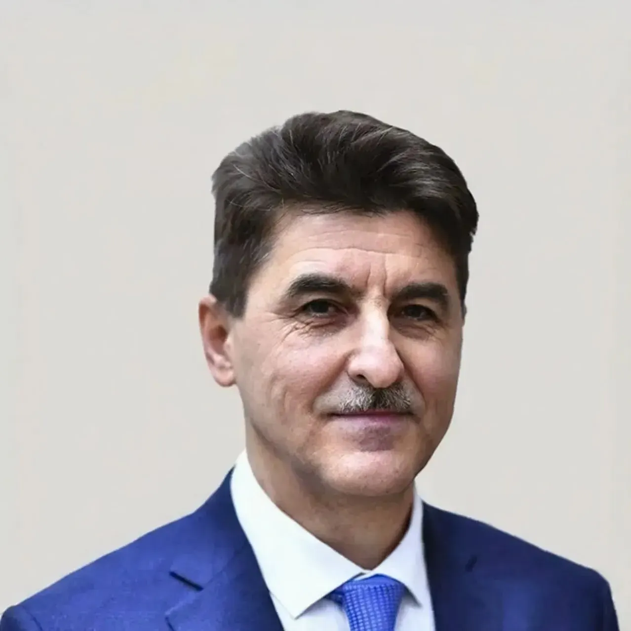 Николай Степанов назначен на должность заммэра по ЖКХ и благоустройству и будет исполнять обязанности мэра на временной основе до проведения конкурсных процедур по выбору нового главы города.