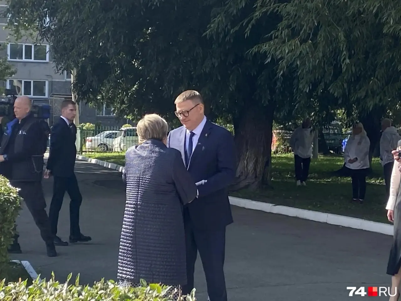 Глава региона посетил образовательное учреждение, где прошла торжественная линейка с танцами, гимном и выпускниками. Ученики поделились впечатлениями.