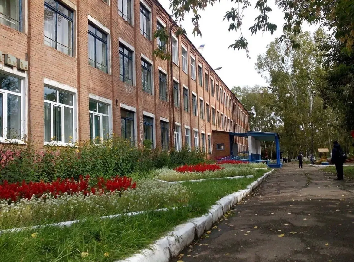 Ученица Канска распылила газовый баллончик, применяла нож и поджгла дверь; пострадавших данные уточняются, на месте работают экстренные службы.