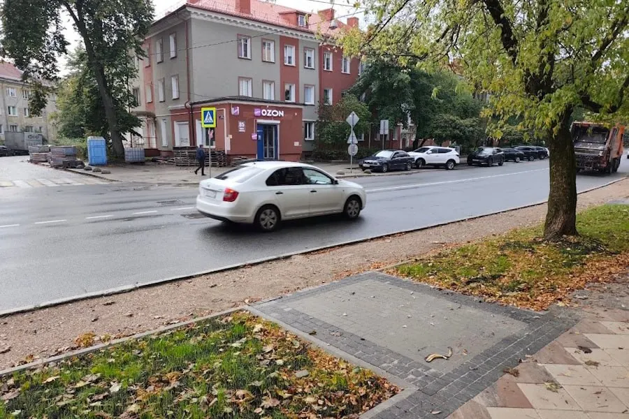 Муниципальные власти предлагают изменить схему движения на ул. Карла Маркса: парковочные зоны по обеим сторонам и сужение полос.