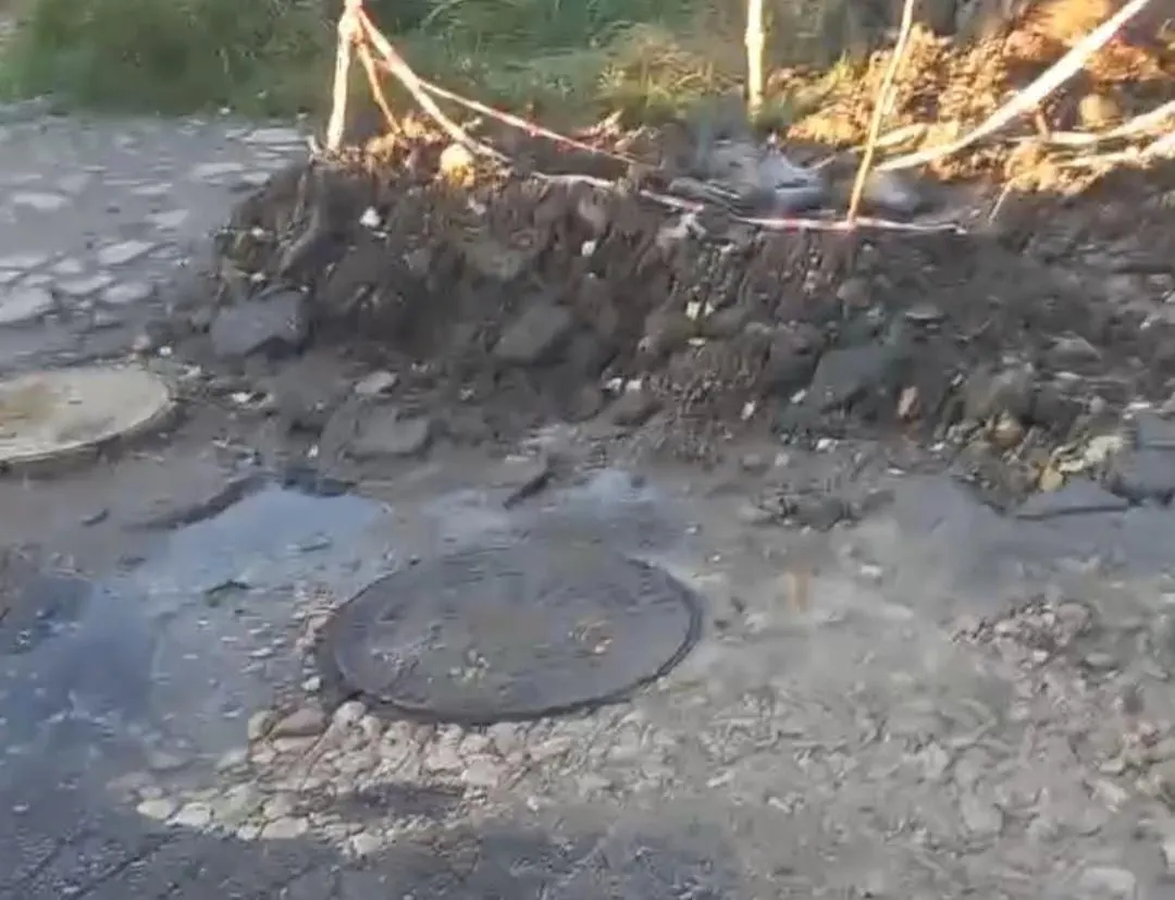 Вода выходит из-под земли уже три недели; жители Скопина требуют скорейшего решения проблемы водоснабжения после работ коммунальщиков.