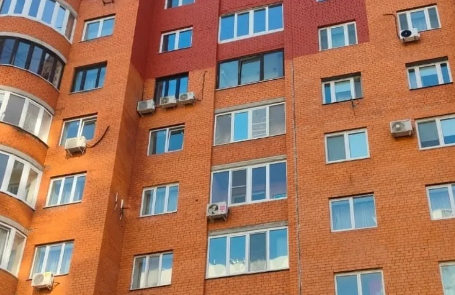 После инцидента жильцы обнаружили несогласованный оттенок фасада; ремонт продолжается и сроки пока неизвестны.