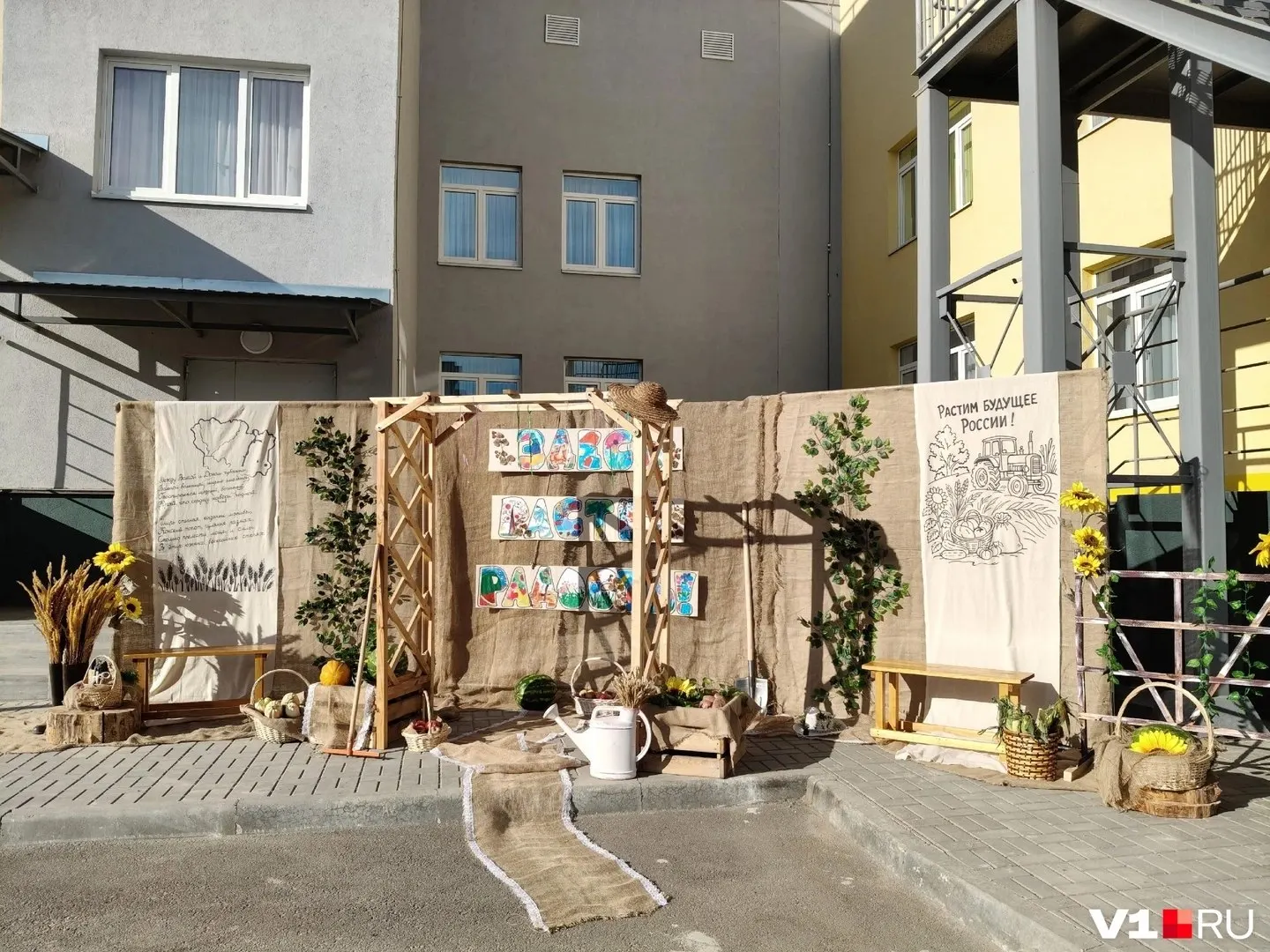 Новый детский сад на севере города рядом с застройкой открывается в начале осени; район продолжает преображаться.