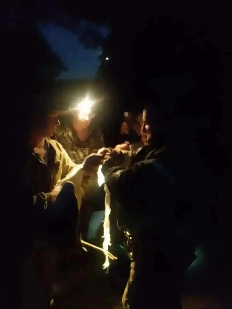 Пожарные сняли птицу с гнезда на столбе и передали её в центр помощи животным.