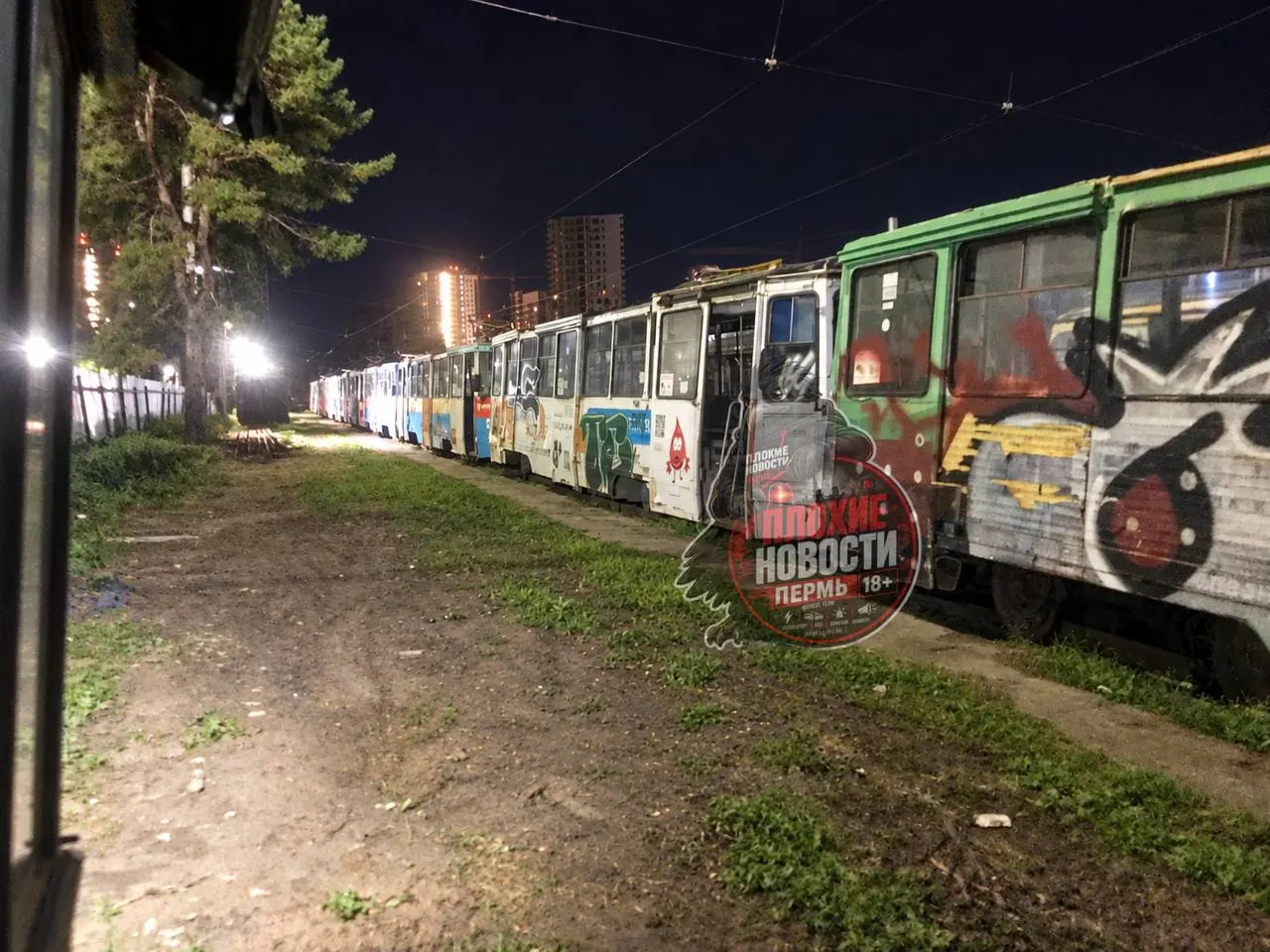Появились снимки разрисованных неэксплуатируемых вагонов в депо Балатово. По словам перевозчика, повреждения связаны с консервацией и не относятся к текущей эксплуатации; охрана на территории усилена.