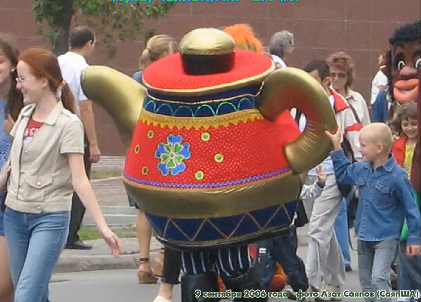 Ностальгический взгляд на празднование 2006 года: концерт, шествия и яркие моменты того дня.