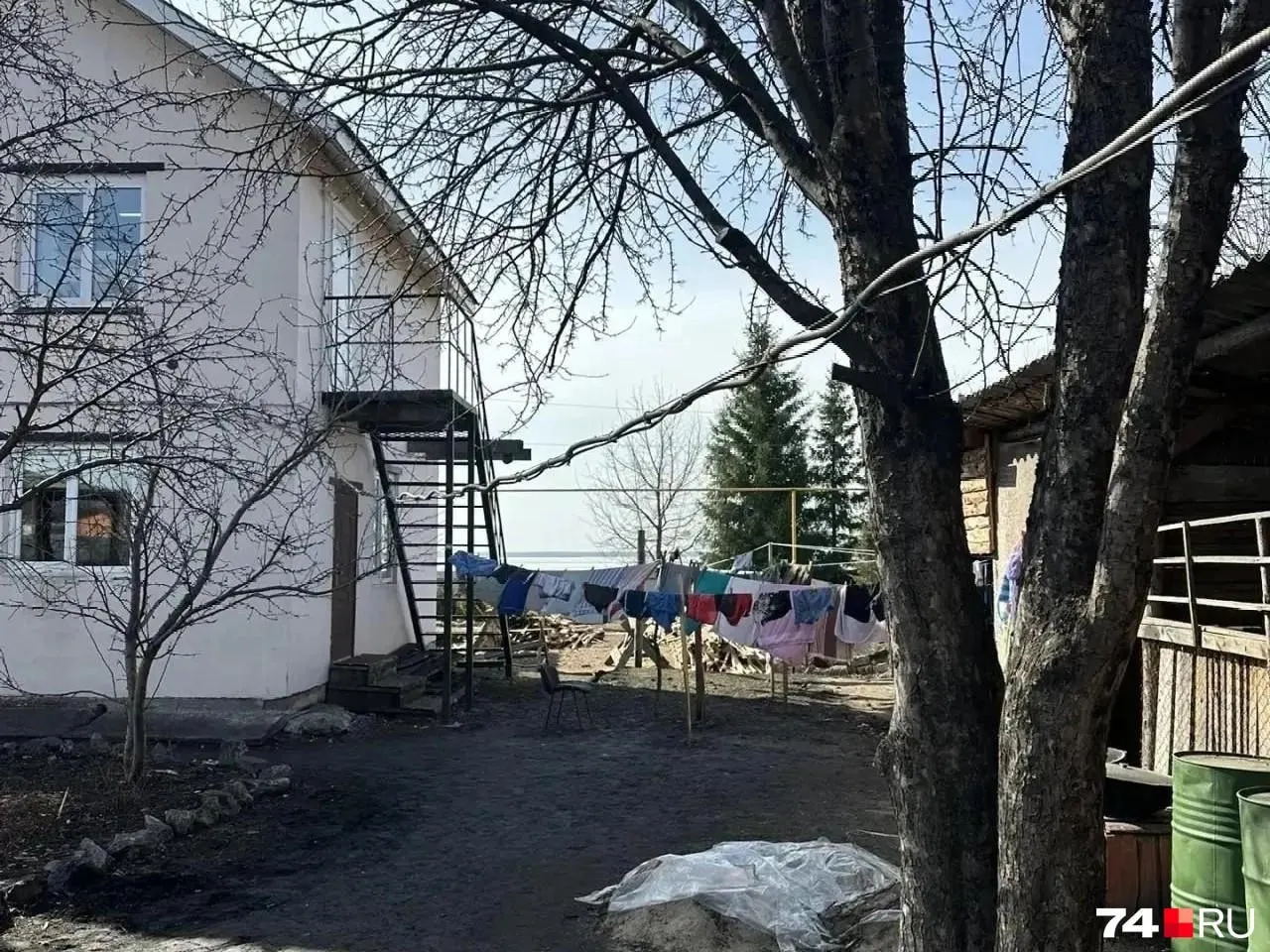 Проверка выявила нарушения требований пожарной безопасности и санитарных норм в частном реабилитационном центре, размещённом в жилом доме в селе Сары; суд запретил его работу.