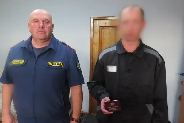Осужденному в исправительной колонии Улан-Удэ вручено удостоверение ветерана боевых действий; оформление дела прошло без раскрытия личности.