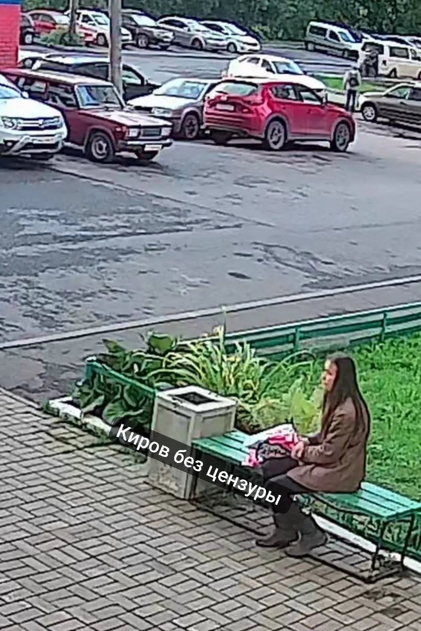 Во дворе рядом со школой произошел инцидент: пострадавшая — 11-летняя девочка. Правоохранительные органы устанавливают обстоятельства.