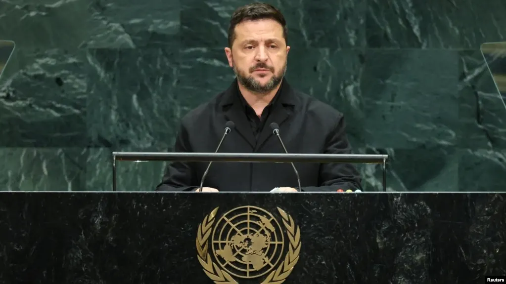 Президент Украины заявил о возможной тяжелой зиме и продолжении атак на энергетику со стороны России; Киев готов усиливать ответные меры и развивать боевые технологии, в том числе с применением искусственного интеллекта.