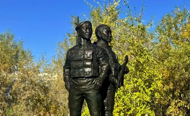 Новый монумент возведён на перекрёстке Курашова и Пояркова; ранее на этом месте находился мемориал ссыльным полякам и литовцам.