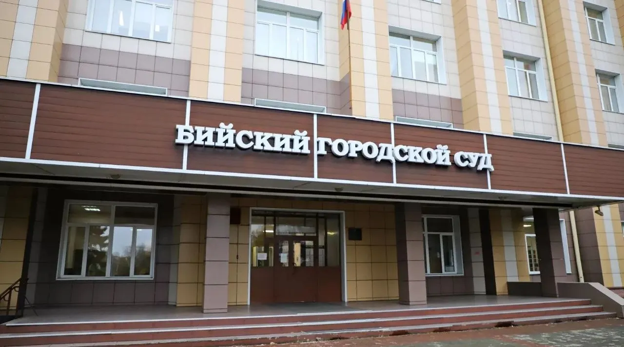 В Алтайском крае прокуратура направила уголовное дело восьми лицам в отношении организации занятия проституцией, содержания притонов и использования несовершеннолетних. По данным следствия, деятельность продолжалась не менее полутора лет, имущество на сумму миллионов рублей арестовано.