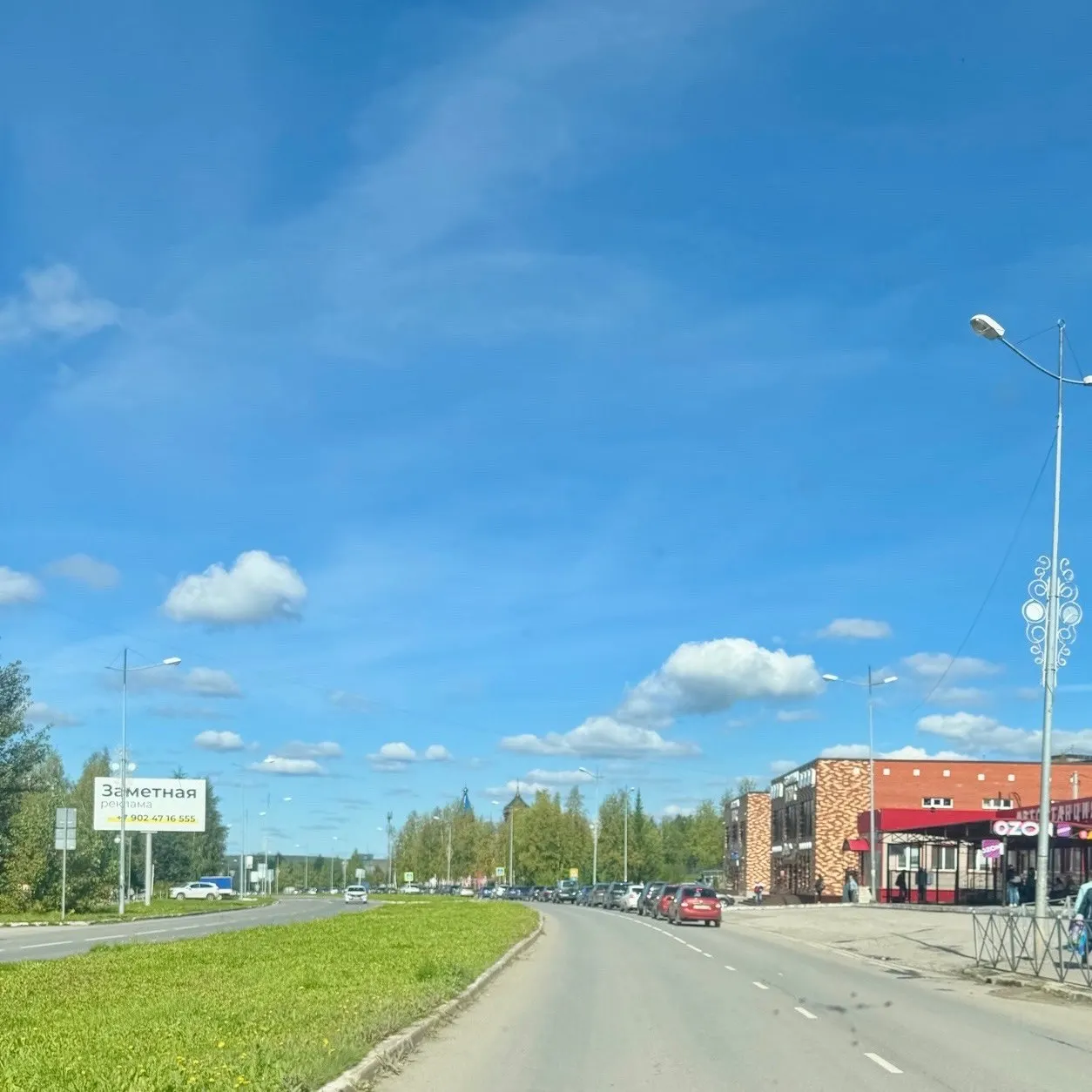 Из-за перебоев с поставками топлива власти перераспределяют бензин для экстренных служб и объектов жизнеобеспечения; автобусы работают с задержками и в частичном режиме.