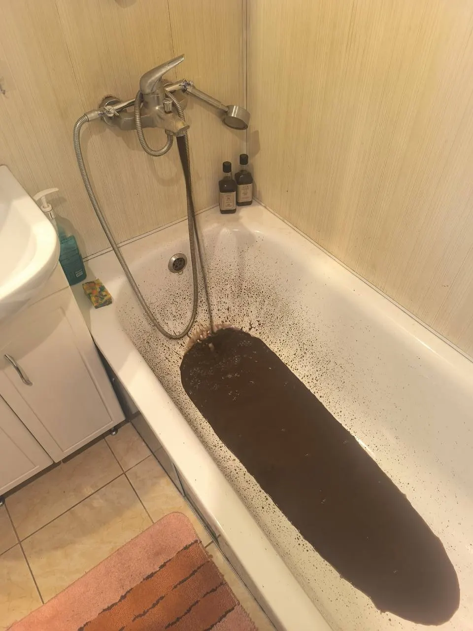 Город сталкивается с затяжной проблемой водоснабжения: из кранов идёт коричневая вода, жители организуют флешмобы и призывают власти принять меры.