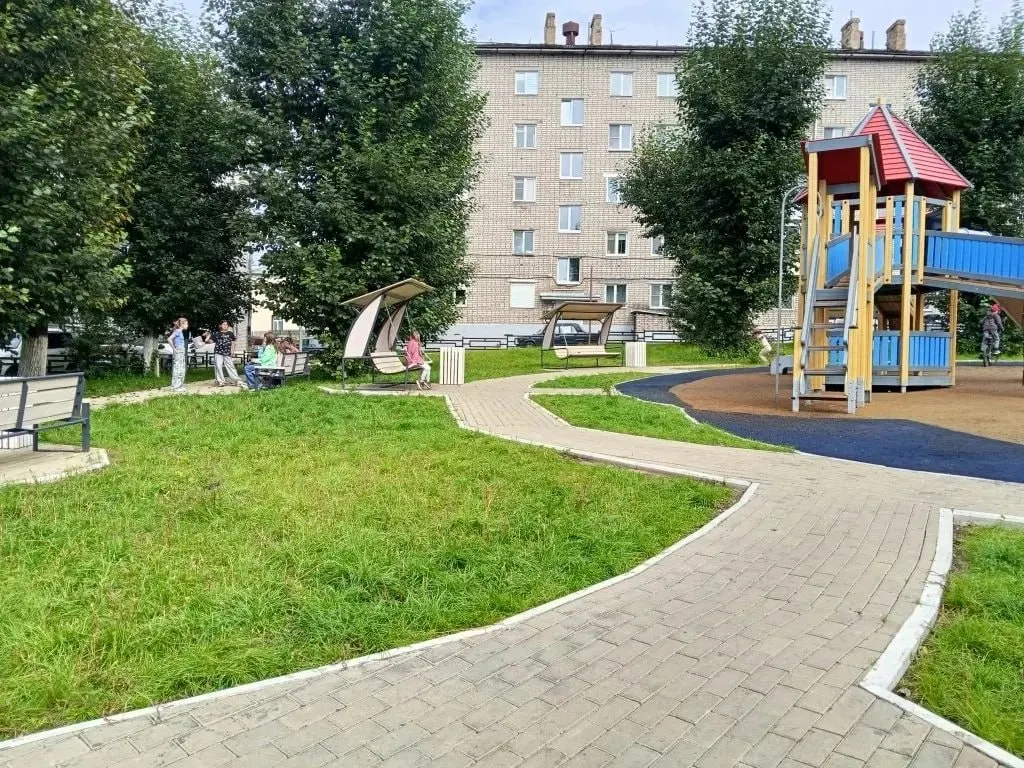 Голосование жителей в 2025 году определило приоритет: обновление сквера реализовано за счёт нацпроекта «Инфраструктура для жизни» и выделено около 20 млн рублей.
