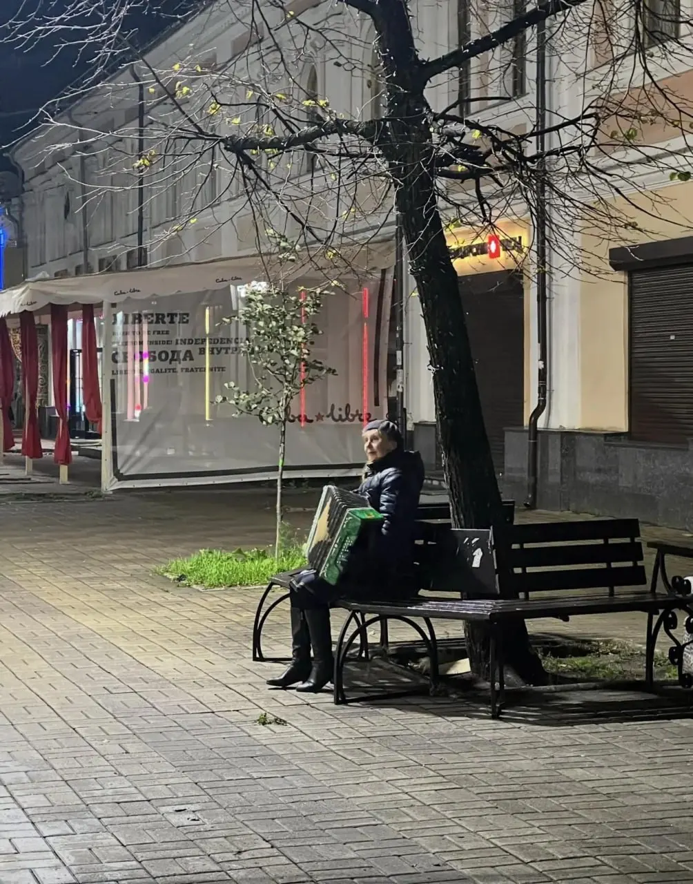 По словам близких, причина — быстро развившаяся болезнь. Сестра рассказала о совместной жизни и творчестве на улицах города.