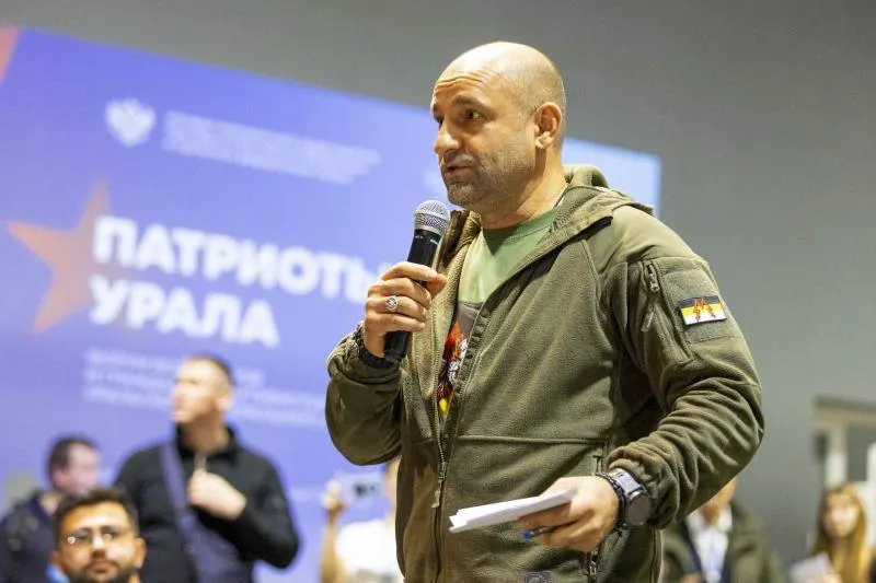 Полпред региона обновляет задачи окружного совета: усиливает работу с ветеранами, информационную работу и сохранение исторической памяти, а также обсуждает вопросы патриотического воспитания подрастающего поколения.