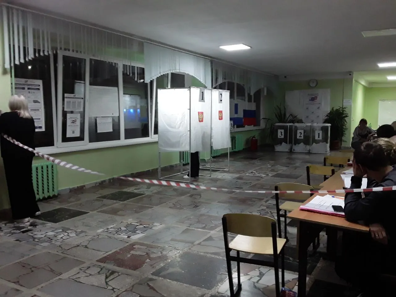 После завершения голосования на участке в Саратове наблюдателям запретили приближаться к зоне подсчета бюллетеней; доступ разрешали только на заданном расстоянии, позже лента была снята после обращения в ТИК.