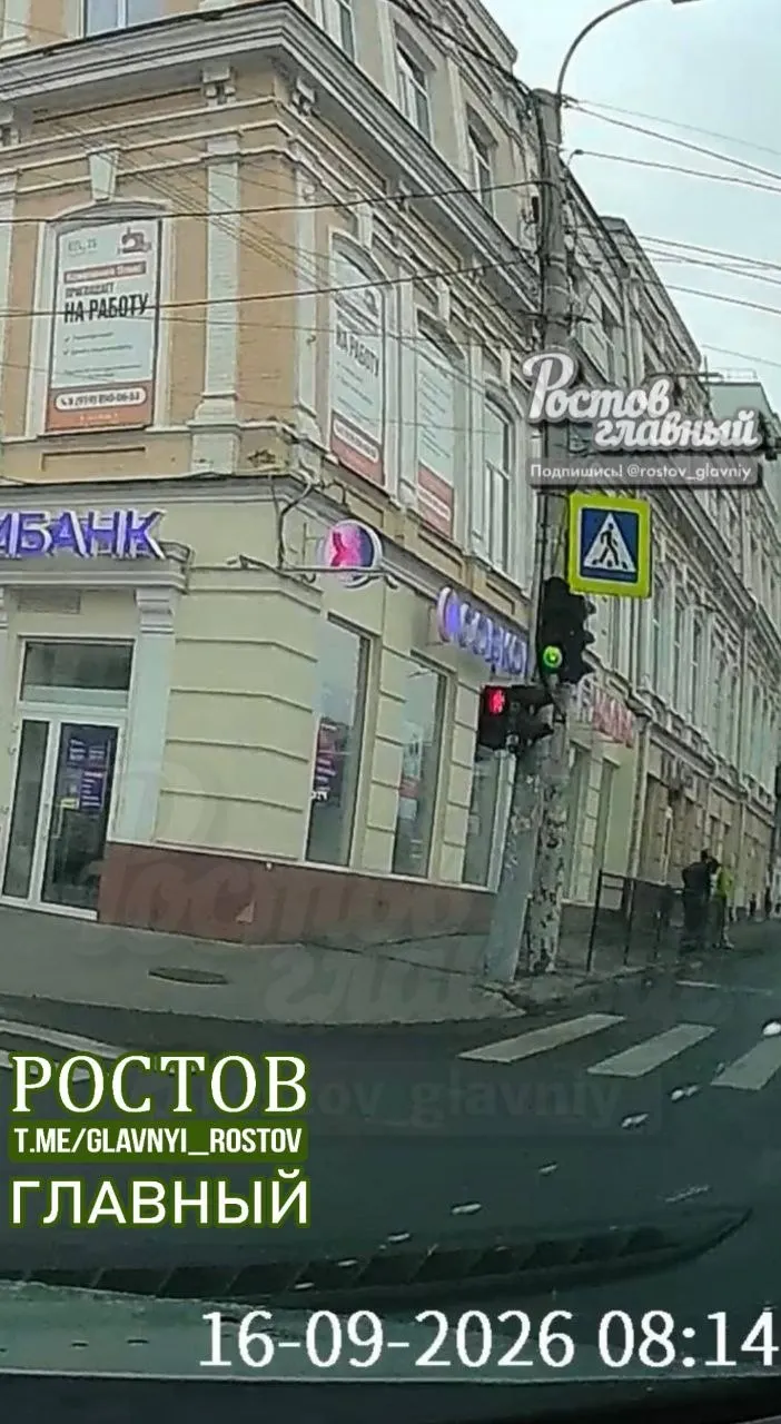 Инцидент с пешеходом подчеркивает необходимость внимательности и запрета прослушивания музыки в наушниках во время перехода.