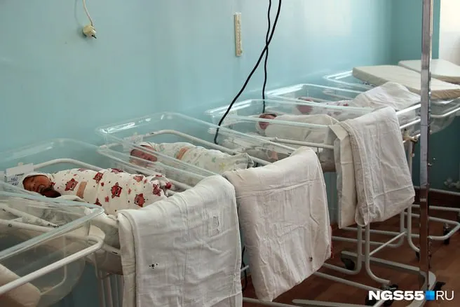 Каждый пятый новорожденный Омской области в 2025 году имел патологию; 27 младенцев нуждались в срочной хирургической помощи.