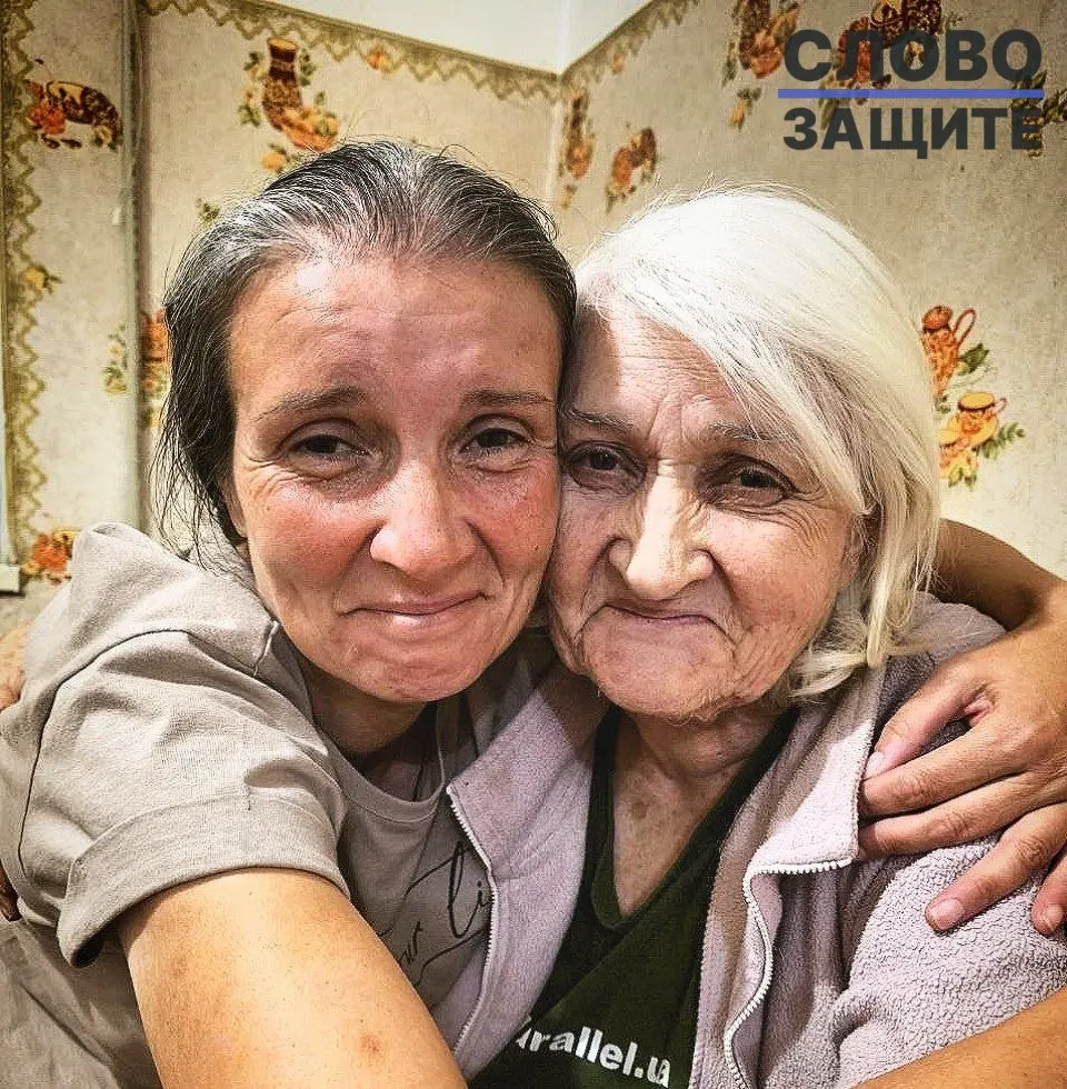 Анна Сухоносова, жительница Севастополя, вышла из колонии в Ставропольском крае и вернулась домой. На момент освобождения ей исполнилось 46 лет, её матери — 84 года.