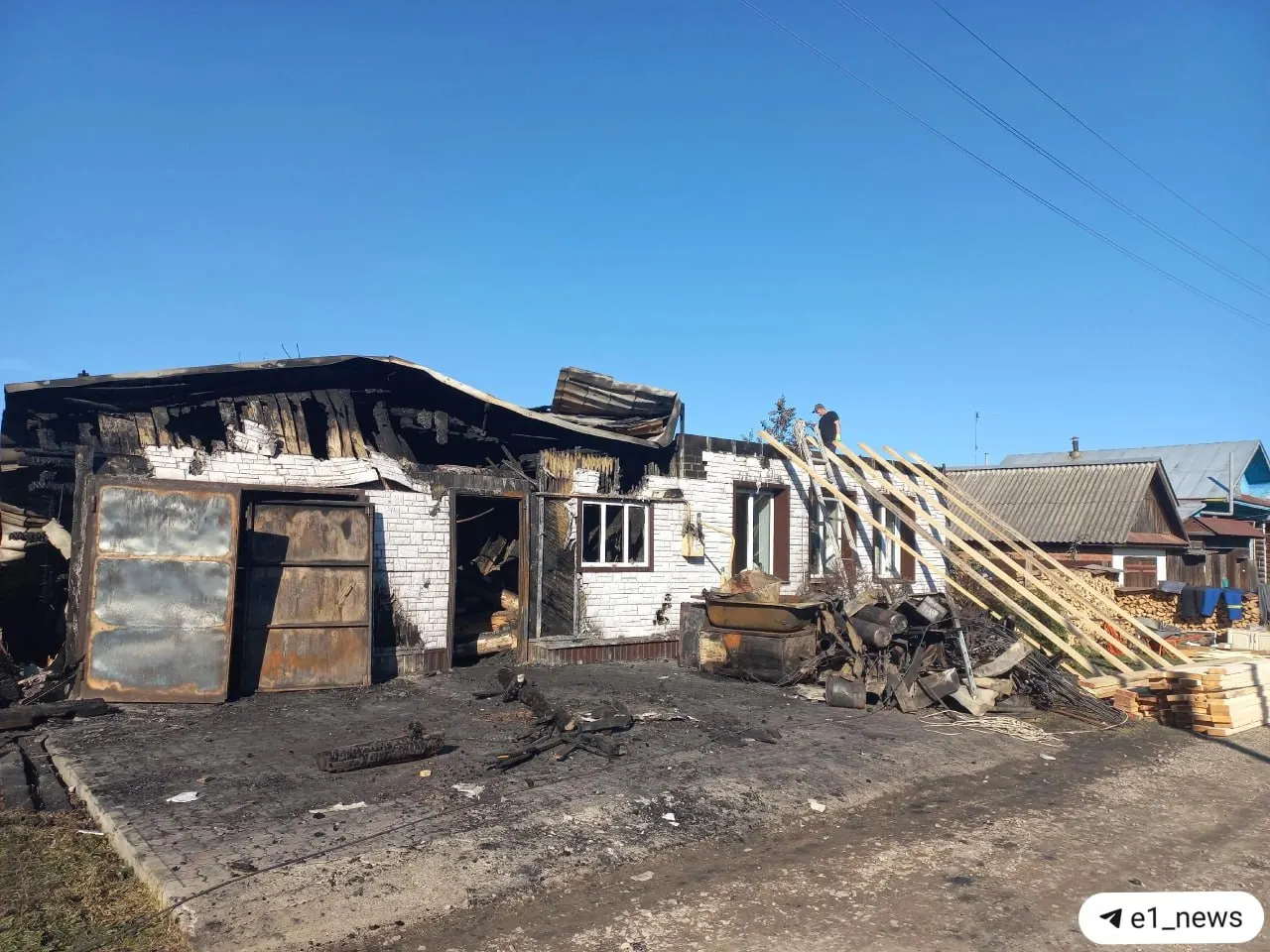 Пожар повредил крышу и хозяйственные постройки частного дома; супруги-пенсионеры нуждаются в помощи местного сообщества.