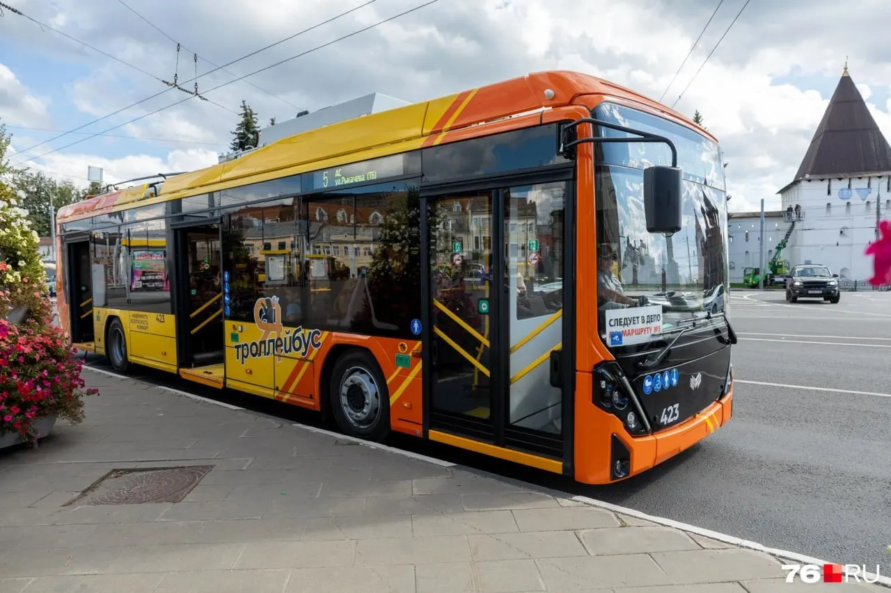 46 троллейбусов вышли на автономный ход. Автономное движение допускается на участках без контактной сети, при отсутствии напряжения или повреждений линии, а также для объезда заторов. Для троллейбуса №5 действует особое правило: опускание токоприемника возможно только при выезде из депо на разворот с Гагарина на Рыкачева.