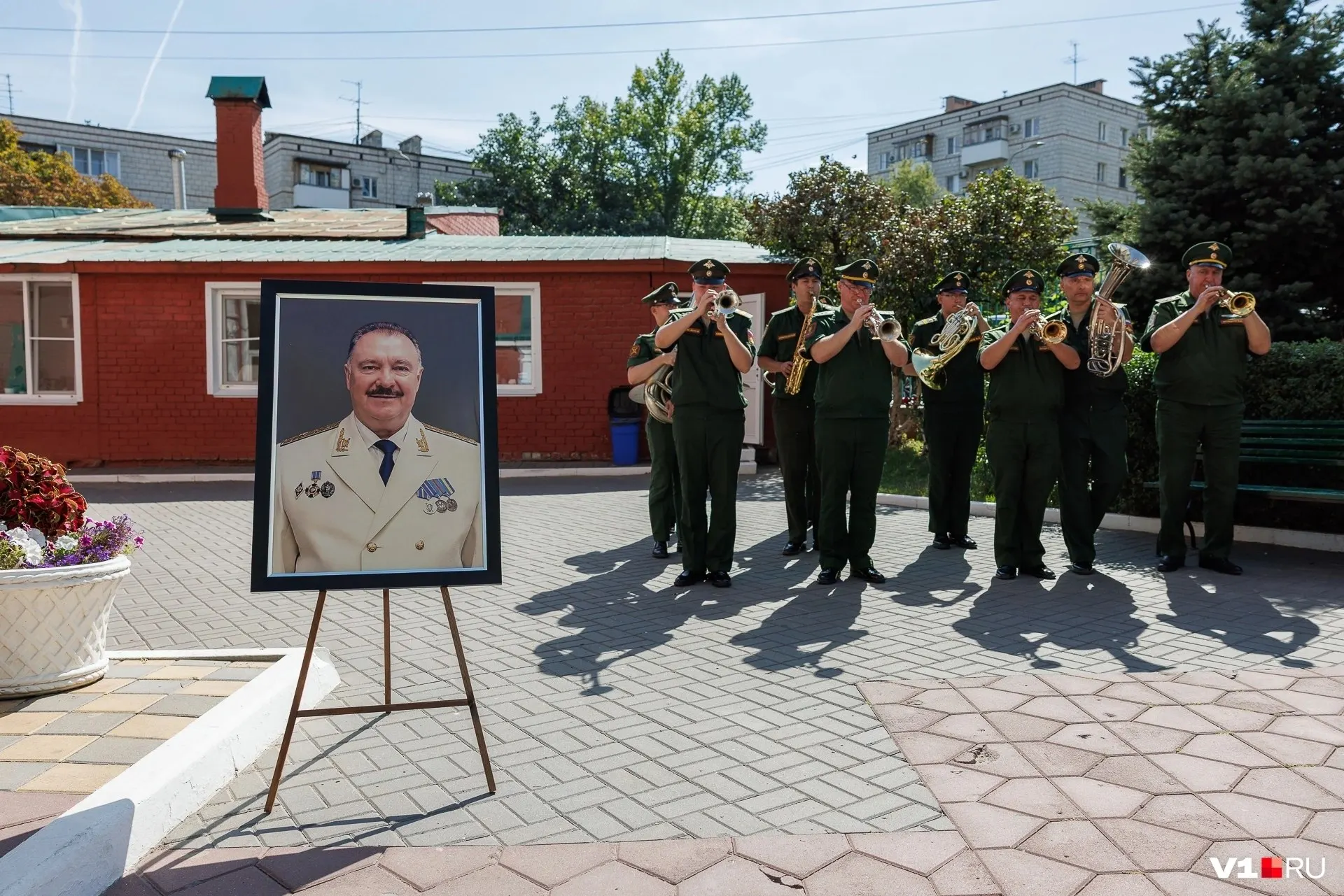 На траурной церемонии присутствовали чиновники, депутаты и близкие, а у Евгения Волколупова осталось 14 детей, которые пока не могут поверить в утрату.