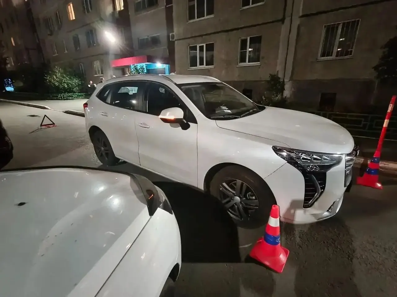 23-летний водитель без прав сбил 8-летнего ребенка во дворе на улице Красных Зорь. Пострадавший получил травмы; проводится проверка.