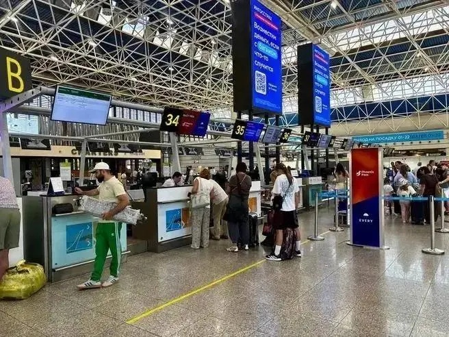 Пассажирам задержанных рейсов в Сочи предоставят воду, питание и размещение в отелях; ответственность за организацию обслуживания лежит на авиакомпаниях.