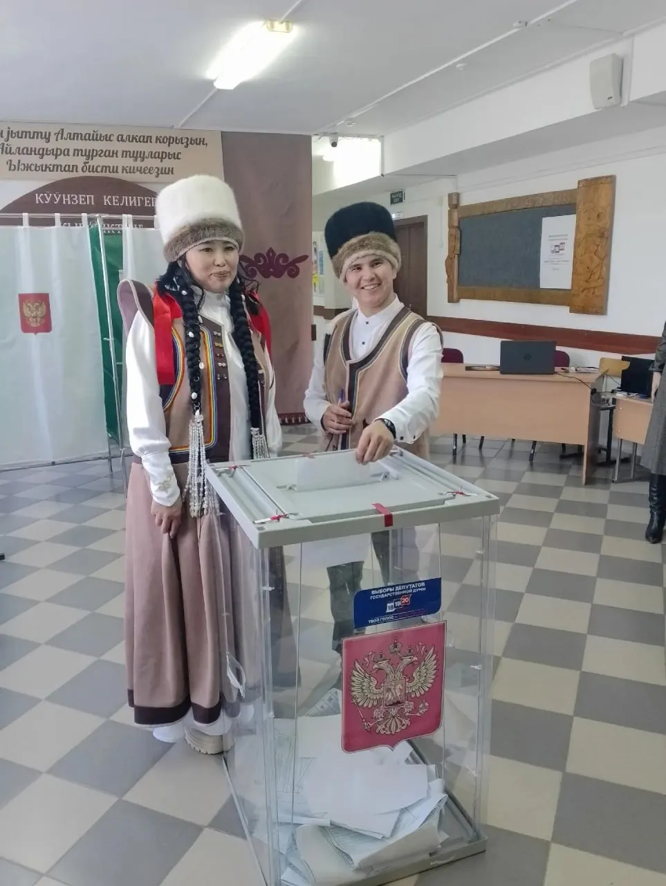Голосование в Республике Алтай сопровождается праздничной атмосферой: молодожёны пришли на участок в свадебных нарядах, пара отметила 50 лет совместной жизни, а цветы подарили настроение.