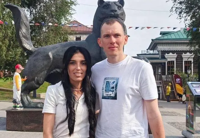 33-летний Павел Шабалин и 31-летняя Тамара Погосян идут пешком к Владивостоку, преодолев за путь около 6313,4 км за 240 дней и находя поддержку местных жителей.