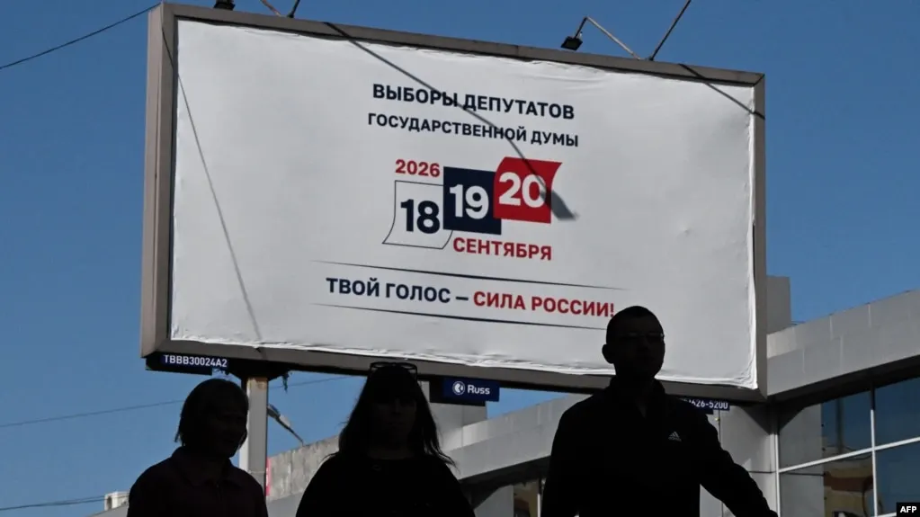 После пропажи кандидата в депутаты и её мужа сообщается, что они найдены; события разворачиваются на фоне предвыборной кампании и призывов к миру.