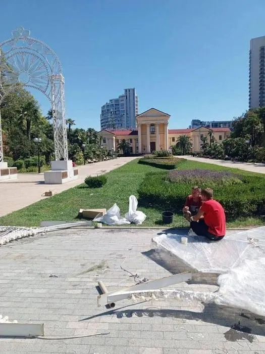 Активисты добились демонтажа светящихся арок на площади Искусств в Сочи после судебного решения.