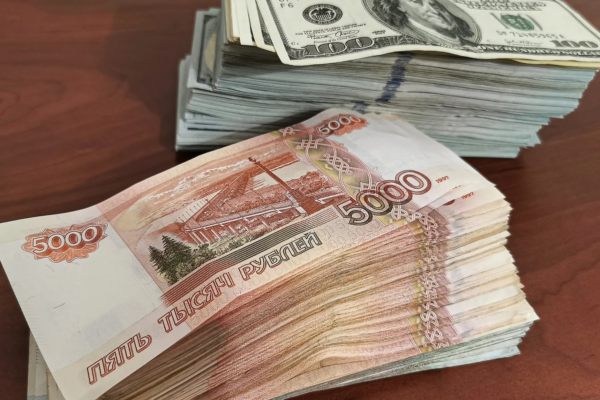 Аферисты представились сотрудниками ФСБ и обманули пожилую женщину на крупную сумму.