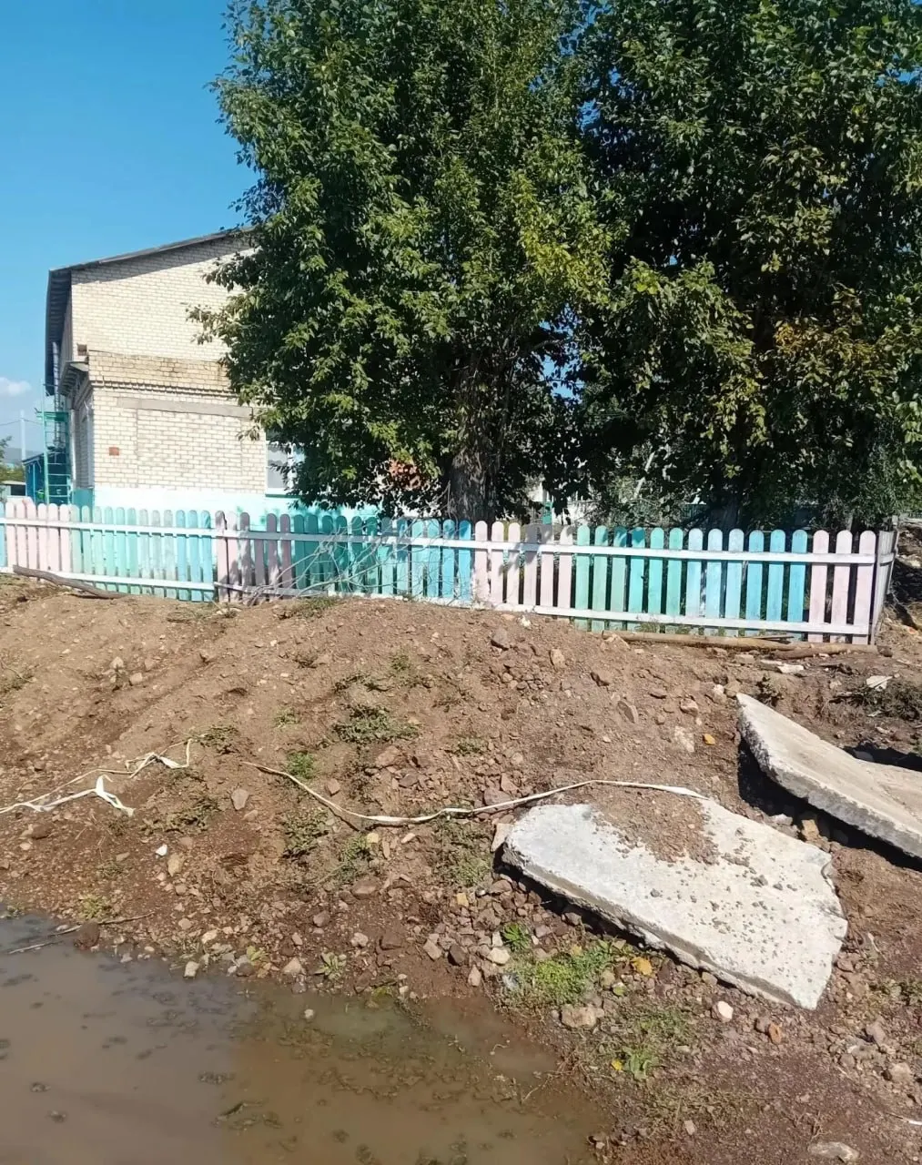 Из-за капремонта теплотрассы школьники и воспитанники детского сада вынуждены идти через строительную зону; подрядчик задержал сроки, приняты меры.
