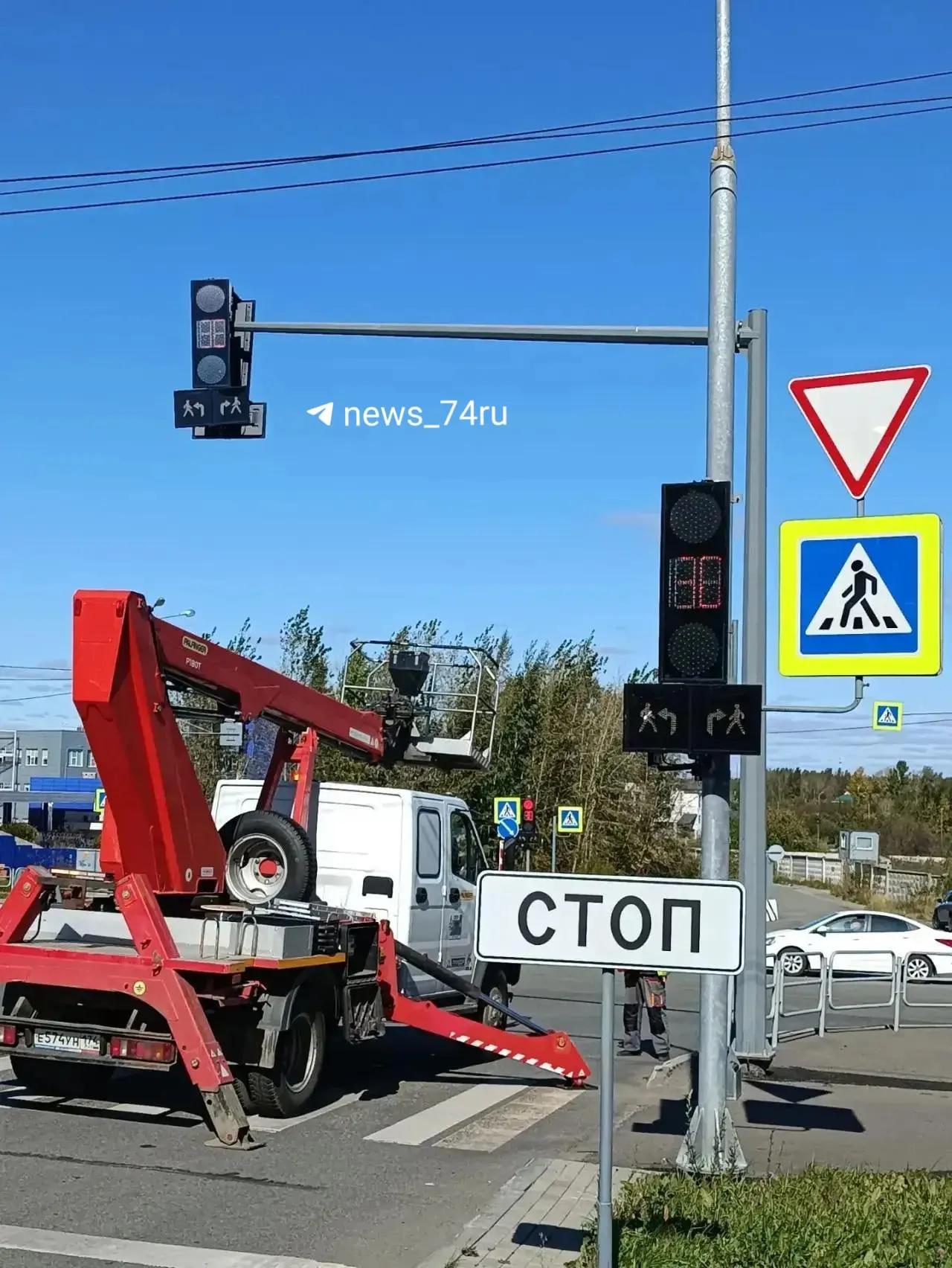 После ремонта можно безопасно переходить дорогу; по сторонам всё ещё следует смотреть.