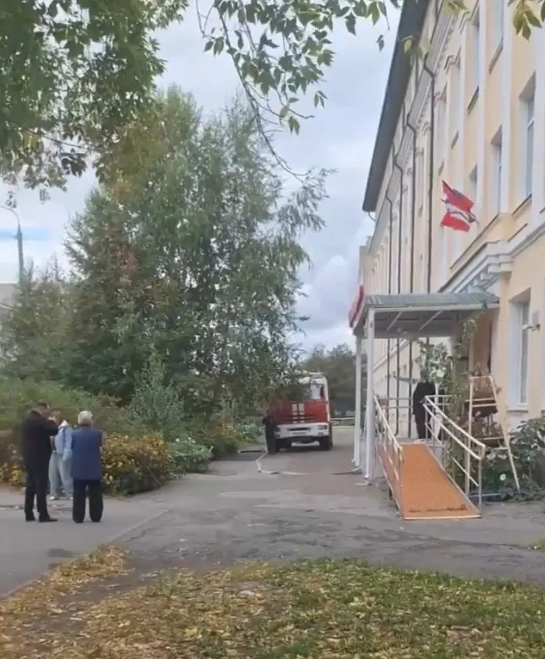 В Омске студентов факультета культуры и искусств эвакуировали во время тренировочных учений университета. Официальные представители объясняют это как внутренние учения.