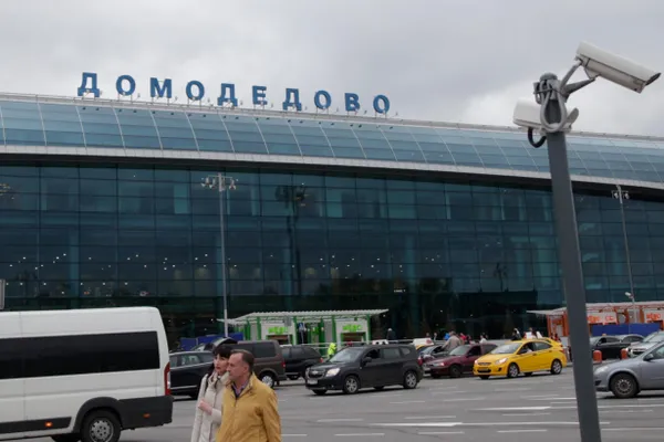 Мосгорсуд отменил продление содержания под стражей по делу о мошенничестве в аэропорту Домодедово; задержан бывший заместитель, расследование продолжается.