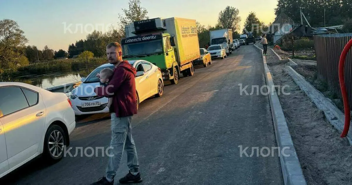 Из-за капитального ремонта на участке Полесск — Головкино — Матросово водители оказались в длинной пробке. В одной из машин ехала семья с новорождённым.