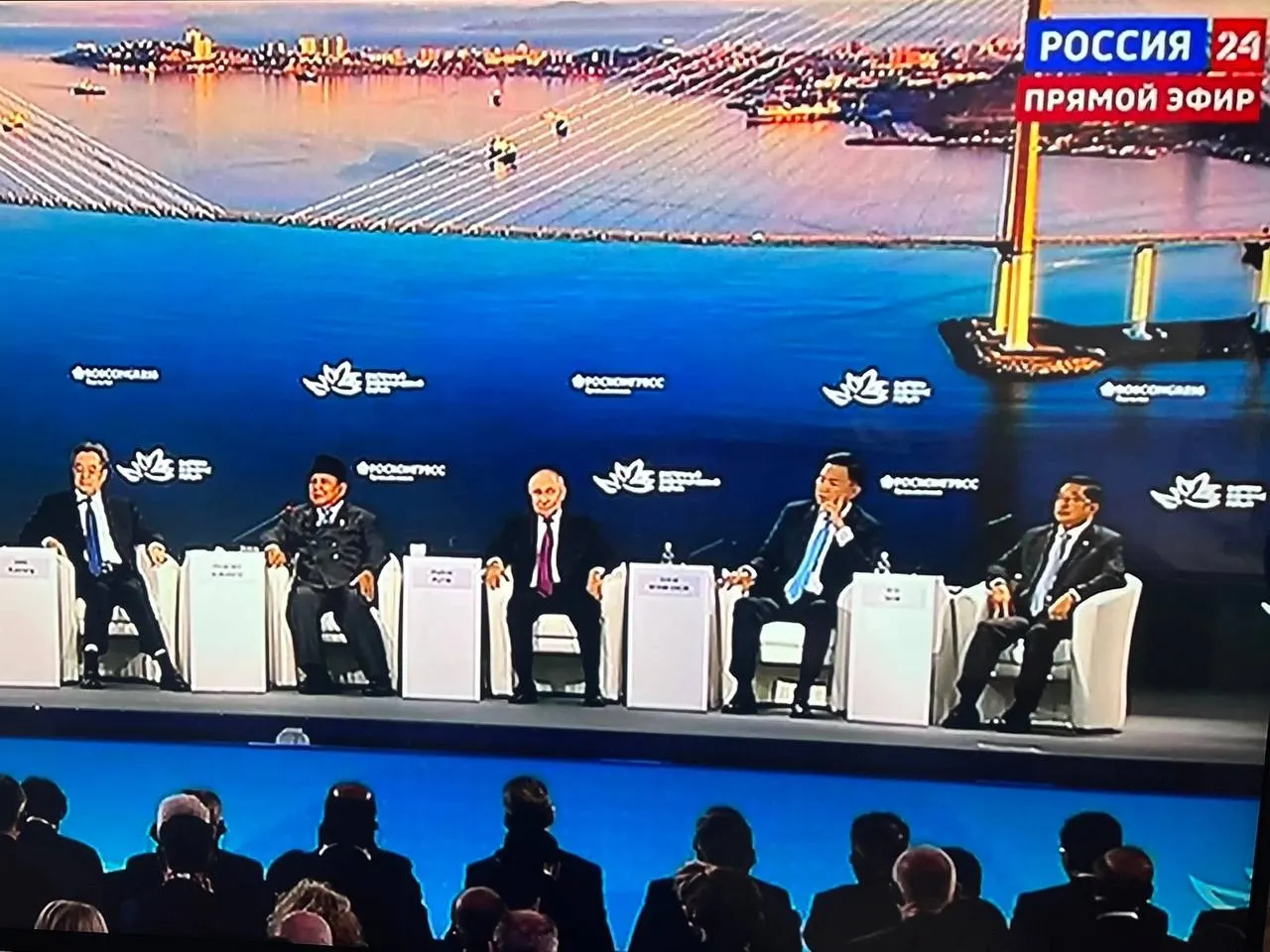 Государственный телеканал региона не стал транслировать запланированные дебаты и вместо этого в эфир вышла запись Восточного экономического форума с участием Путина; обсуждались дороги, цифровизация и ЖКХ.