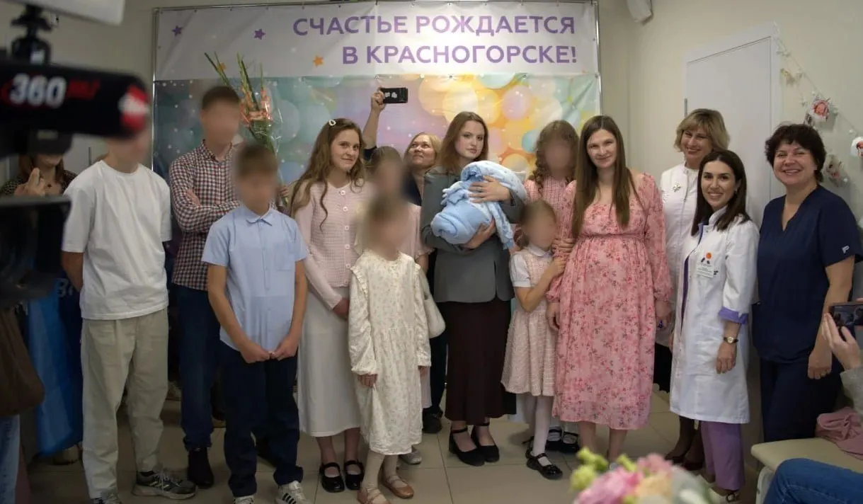 44-летняя жительница Дедовска родила 17-го ребенка; в семье — 12 девочек и 5 мальчиков, старшей дочери 22 года.