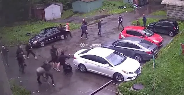 В конфликте, произошедшем 27 июля 2025 года, участие приняли более 30 человек, однако к уголовному делу привлекли лишь шестерых подсудимых.