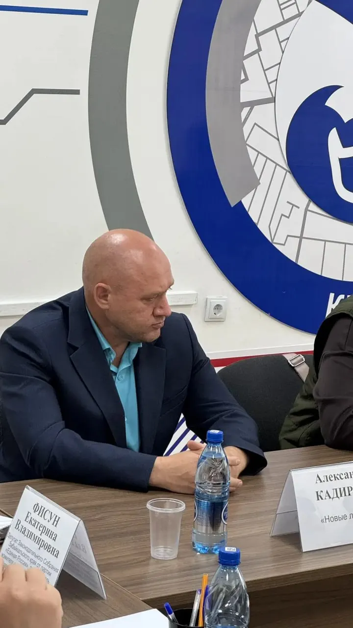 Политики обсуждают перспективы единой партийной системы и соблюдение Конституции.